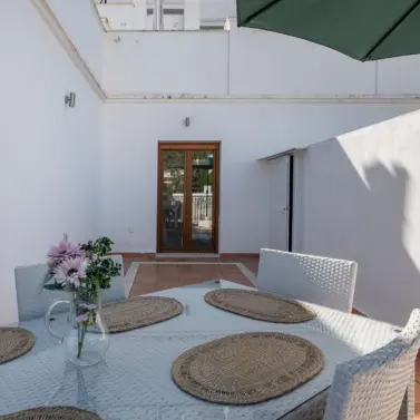 Alquiler a corto plazo de apartamento en planta media en Benahavís