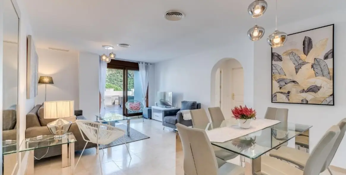 Short-term rent of middle floor apartment in Benahavís 10