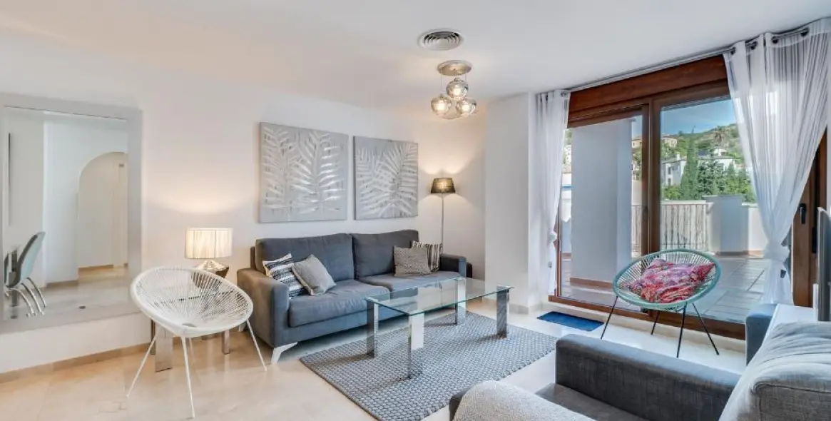 Short-term rent of middle floor apartment in Benahavís 12