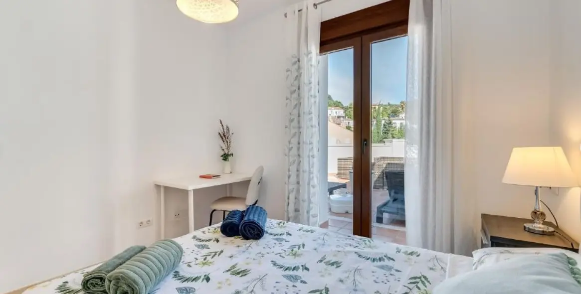 Short-term rent of middle floor apartment in Benahavís 24