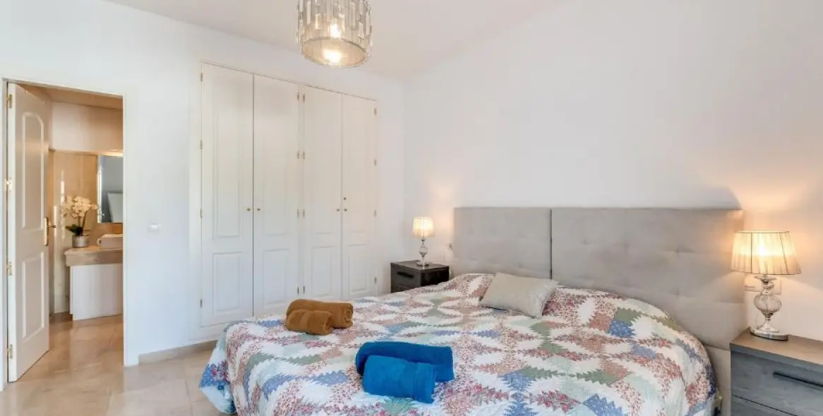 Short-term rent of middle floor apartment in Benahavís 25