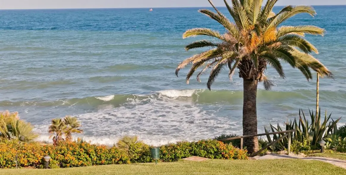 Short-term rent of townhouse in Estepona 1