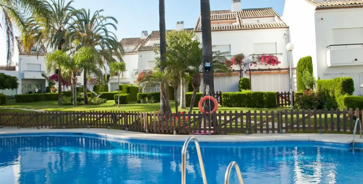 Short-term rent of townhouse in Estepona 18