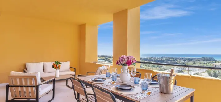 Short-term rent of middle floor apartment in Estepona 0