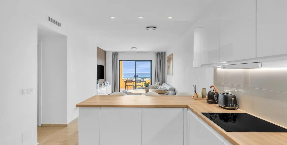 Short-term rent of middle floor apartment in Estepona 43