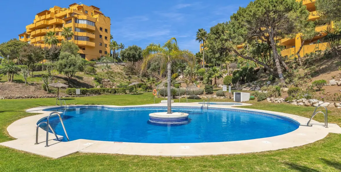 Short-term rent of middle floor apartment in Estepona 47