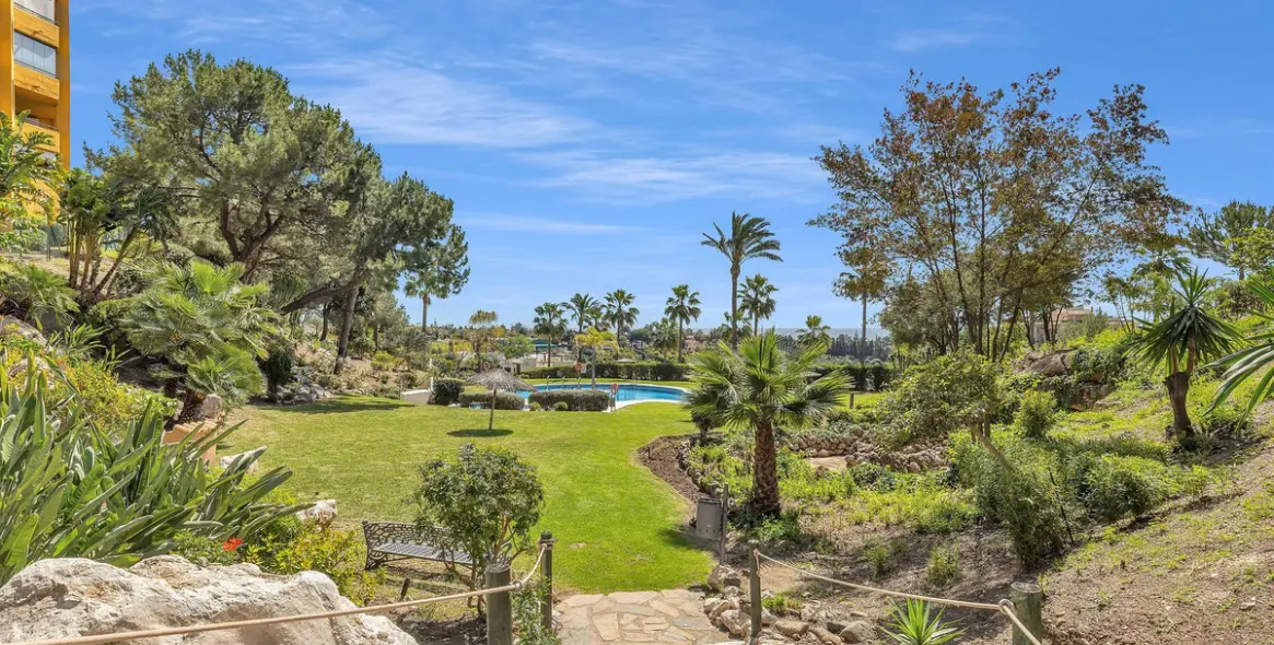 Short-term rent of middle floor apartment in Estepona 48