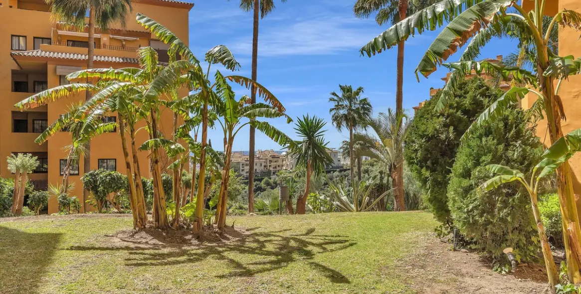 Short-term rent of middle floor apartment in Estepona 49