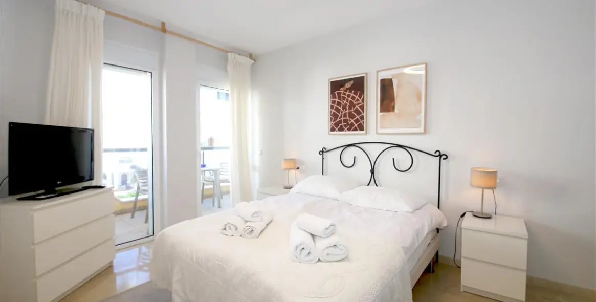 Short-term rent of middle floor apartment in Estepona 5