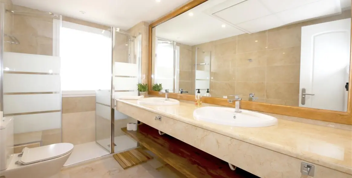 Short-term rent of middle floor apartment in Estepona 8