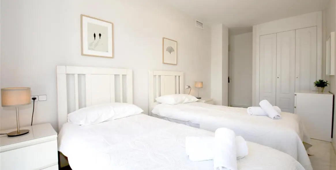 Short-term rent of middle floor apartment in Estepona 9