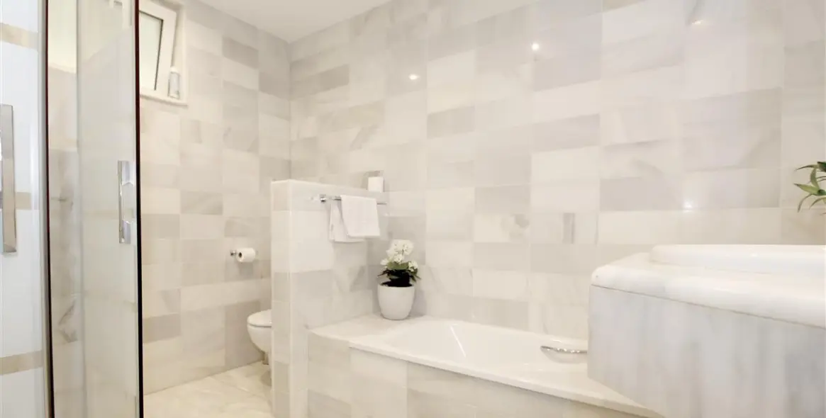 Short-term rent of middle floor apartment in Estepona 11