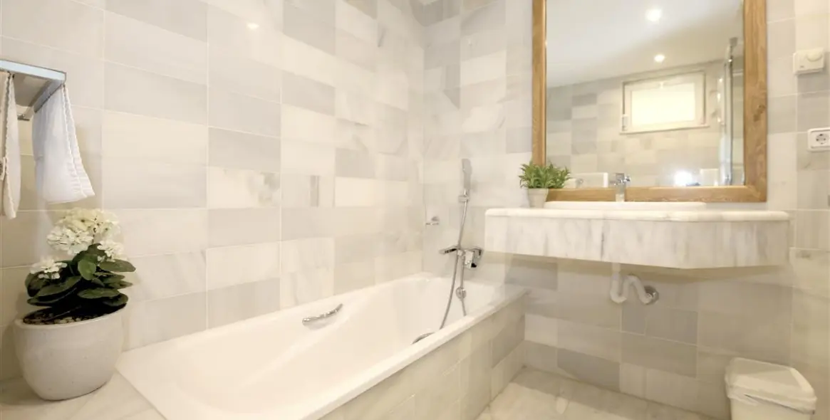 Short-term rent of middle floor apartment in Estepona 12