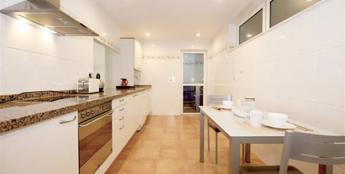 Short-term rent of middle floor apartment in Estepona 15