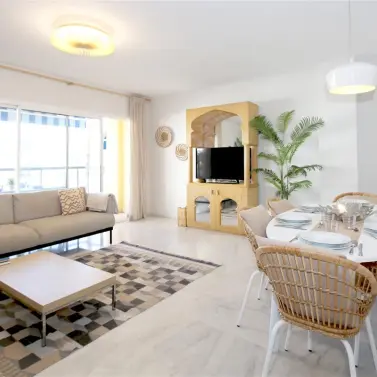 Alquiler a corto plazo de apartamento en planta media en Estepona