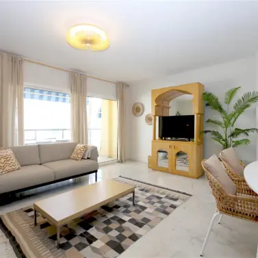 Alquiler a corto plazo de apartamento en planta media en Estepona
