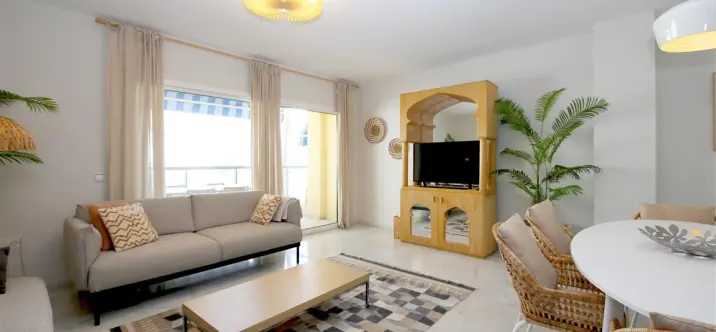 Alquiler a corto plazo de apartamento en planta media en Estepona 2