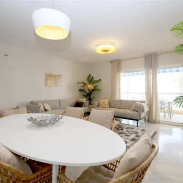 Alquiler a corto plazo de apartamento en planta media en Estepona