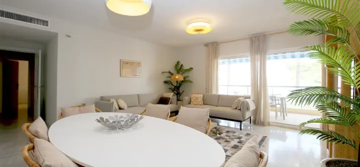 Alquiler a corto plazo de apartamento en planta media en Estepona 4