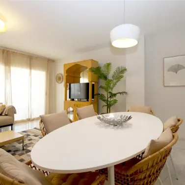 Alquiler a corto plazo de apartamento en planta media en Estepona