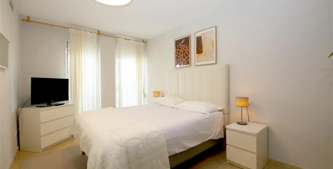 Alquiler a corto plazo de apartamento en planta media en Estepona 10