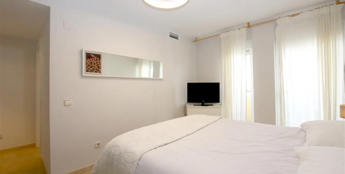 Alquiler a corto plazo de apartamento en planta media en Estepona 11