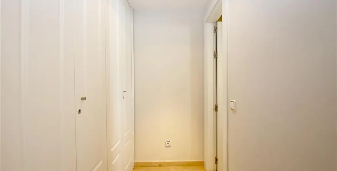 Alquiler a corto plazo de apartamento en planta media en Estepona 12