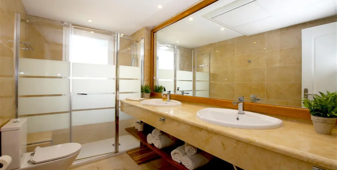 Alquiler a corto plazo de apartamento en planta media en Estepona 13