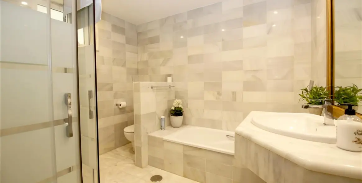 Alquiler a corto plazo de apartamento en planta media en Estepona 16