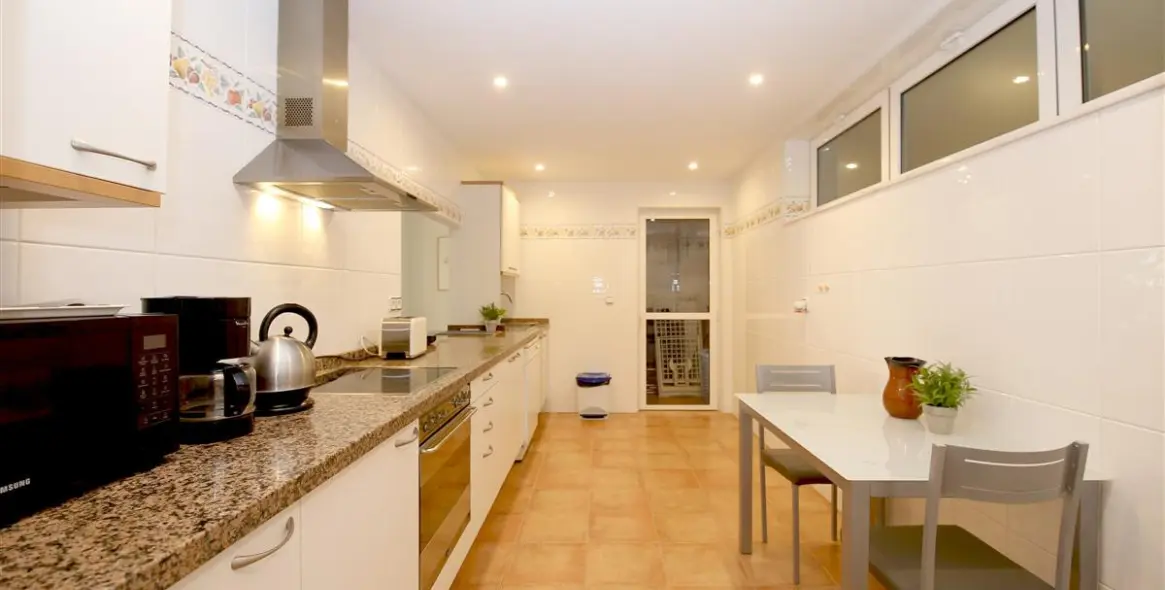 Alquiler a corto plazo de apartamento en planta media en Estepona 17