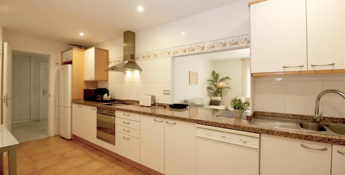 Alquiler a corto plazo de apartamento en planta media en Estepona 18