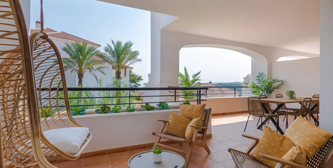 Краткосрочная аренда апартаментов на среднем этаже в Casares Playa 1
