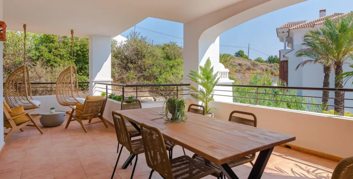 Краткосрочная аренда апартаментов на среднем этаже в Casares Playa 5