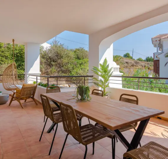 Short-term rent of middle floor apartment in Casares Playa