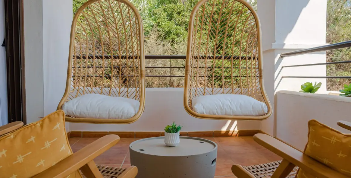 Краткосрочная аренда апартаментов на среднем этаже в Casares Playa 6