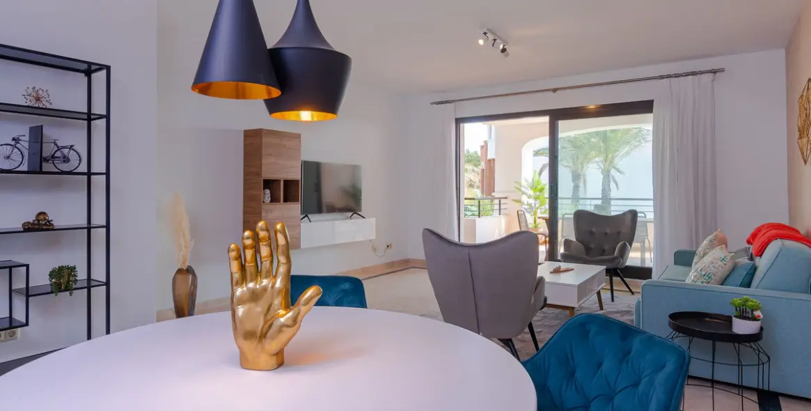 Краткосрочная аренда апартаментов на среднем этаже в Casares Playa 9