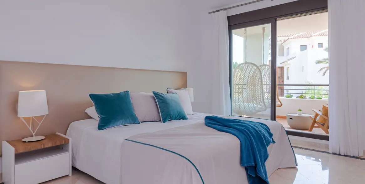 Краткосрочная аренда апартаментов на среднем этаже в Casares Playa 10