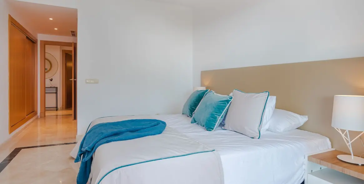Краткосрочная аренда апартаментов на среднем этаже в Casares Playa 11