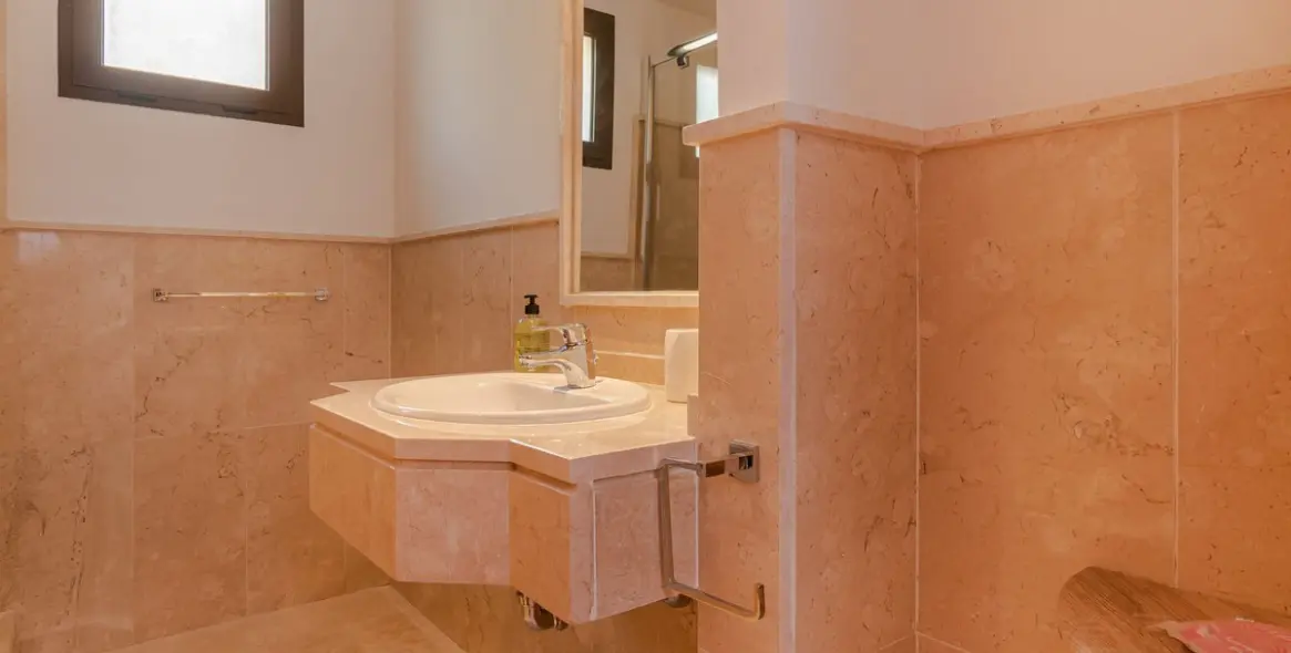Краткосрочная аренда апартаментов на среднем этаже в Casares Playa 12