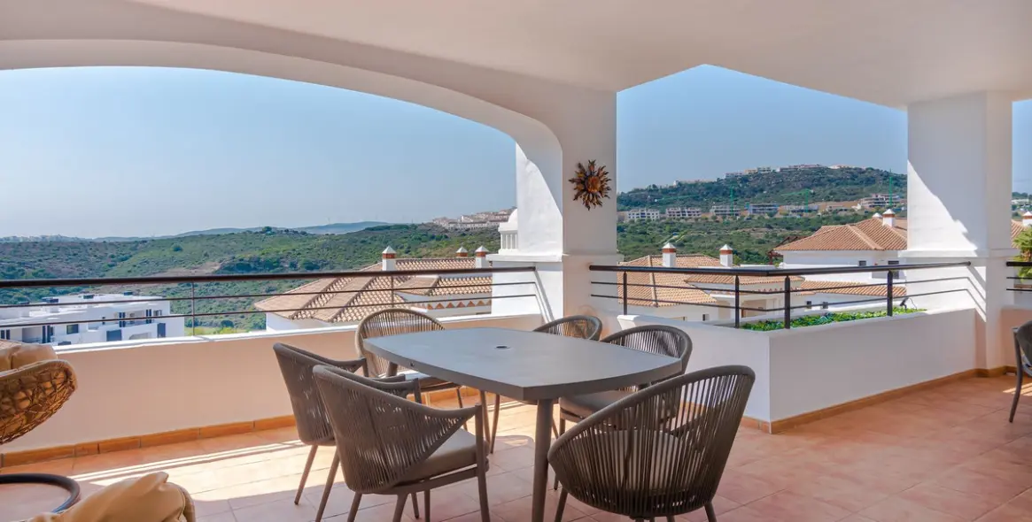 Краткосрочная аренда апартаментов на среднем этаже в Casares Playa 1