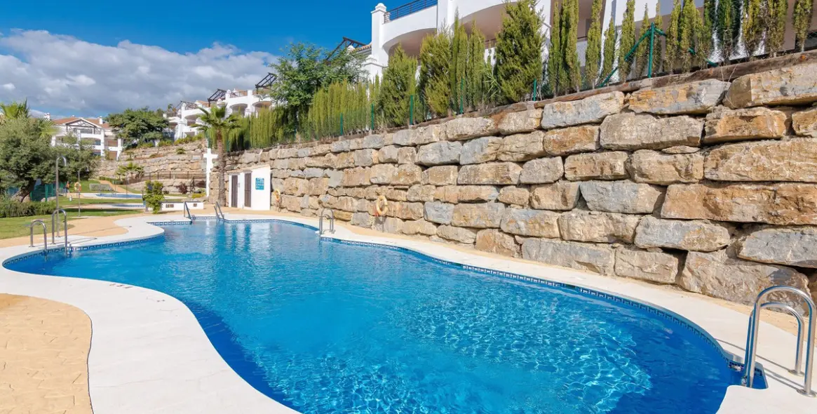 Краткосрочная аренда апартаментов на среднем этаже в Casares Playa 3