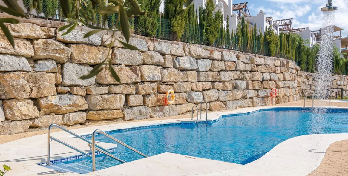 Краткосрочная аренда апартаментов на среднем этаже в Casares Playa 4