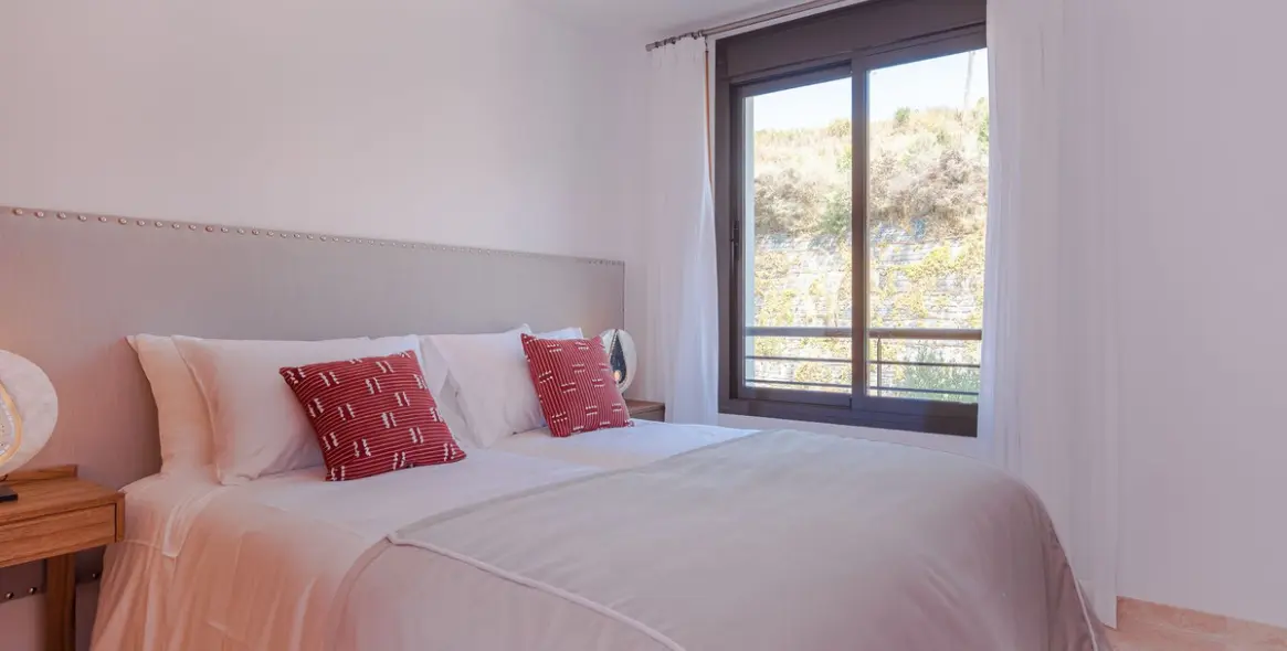 Краткосрочная аренда апартаментов на среднем этаже в Casares Playa 11
