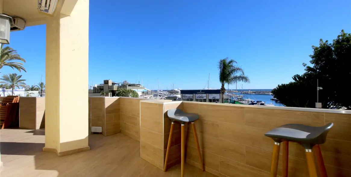 Short-term rent of middle floor apartment in Estepona 1