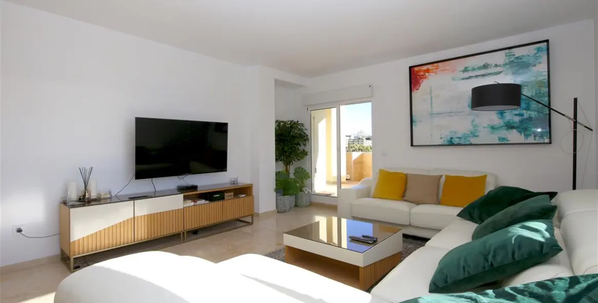 Short-term rent of middle floor apartment in Estepona 2