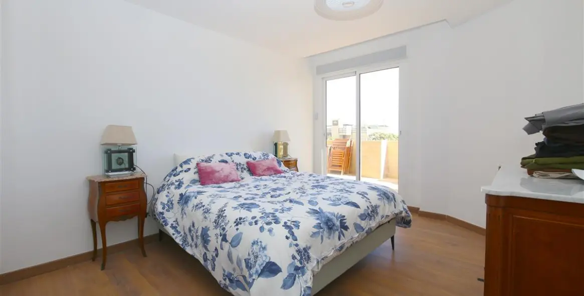 Short-term rent of middle floor apartment in Estepona 12