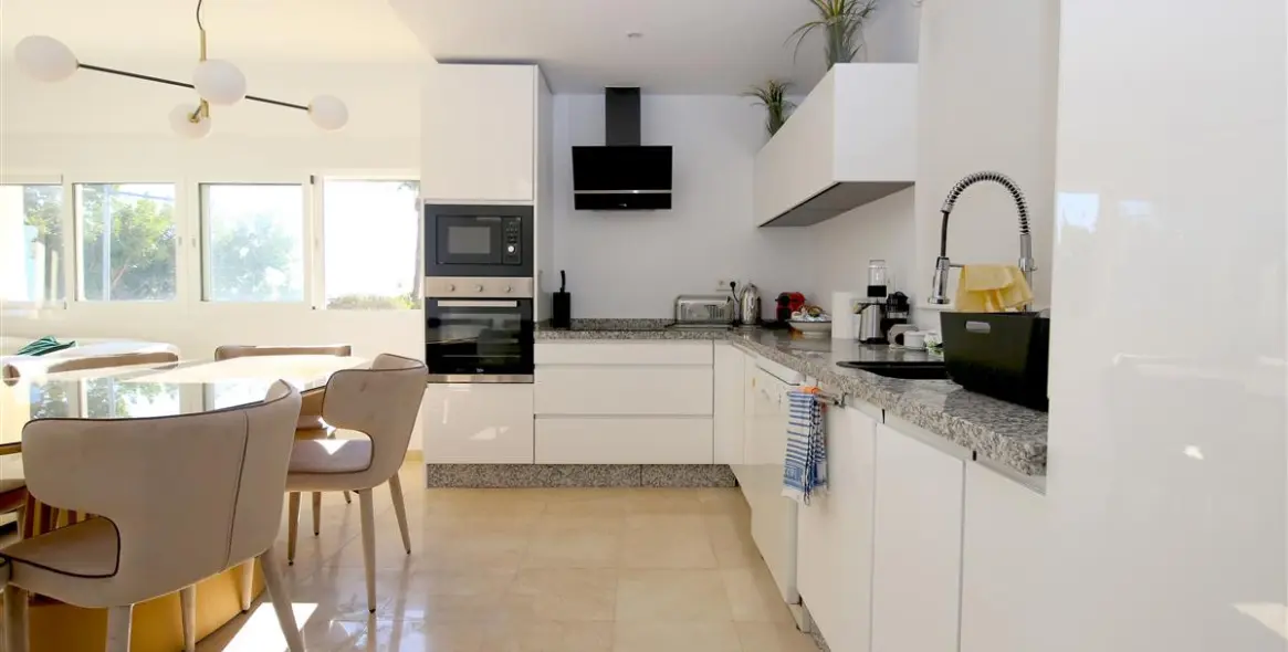 Short-term rent of middle floor apartment in Estepona 19