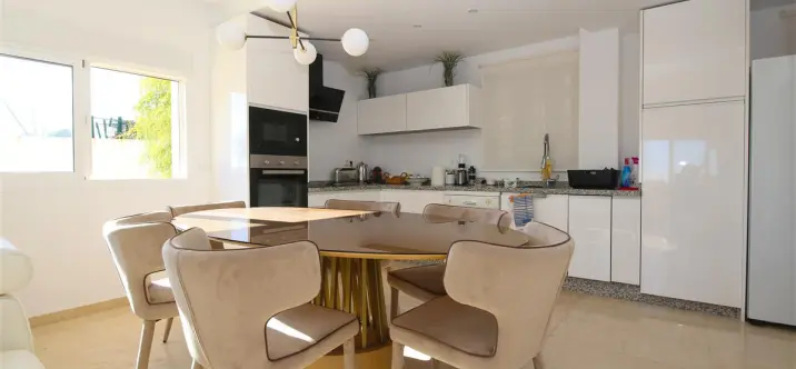 Alquiler a corto plazo de apartamento en planta media en Estepona 4