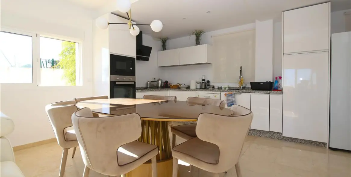 Short-term rent of middle floor apartment in Estepona 5