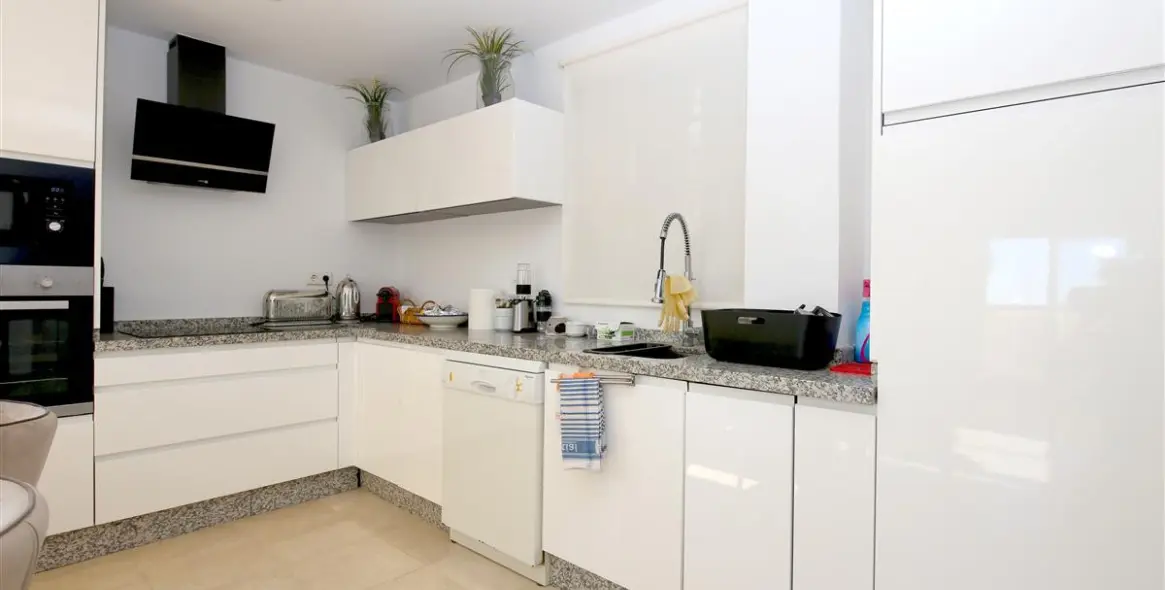 Short-term rent of middle floor apartment in Estepona 18